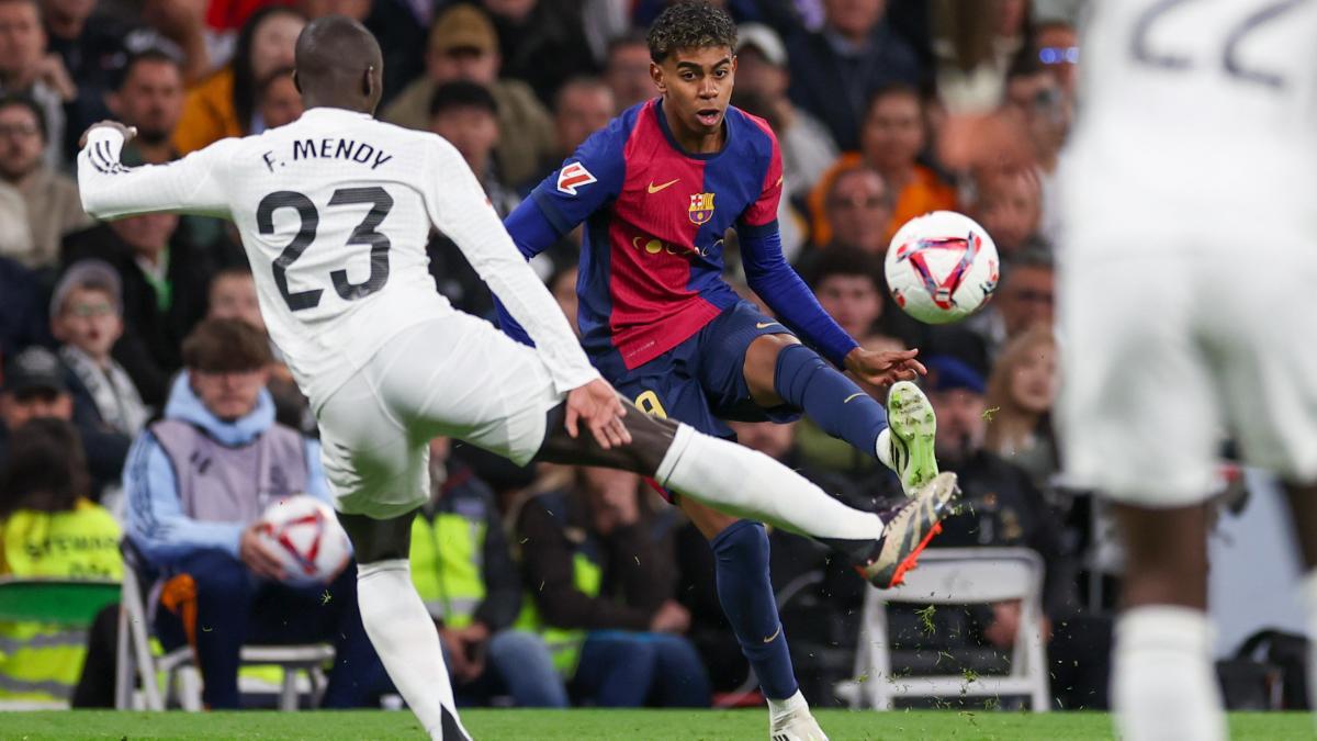 Lamine Yamal ante Mendy en el clásico Real Madrid - Barça de La Liga 2024/25