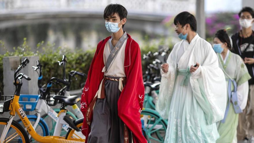 Varios viandantes en Guangzhou.