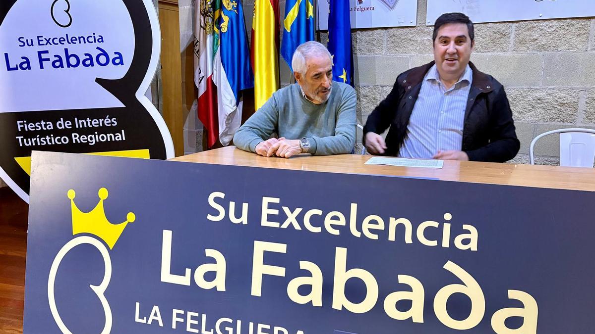 Juan José Vega Fanjul "Juancho" y Alberto Fernández Hortal, a la derecha, en la presentación de la Cofradía Gastronómica "Su excelencia la fabada"