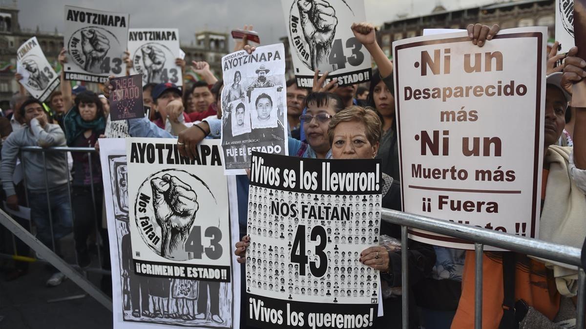 Manifestación en Ciudad de México, en el 2015, en apoyo a los familiares y amigos de los 43 estudiantes de Ayotzinapa desaparecidos