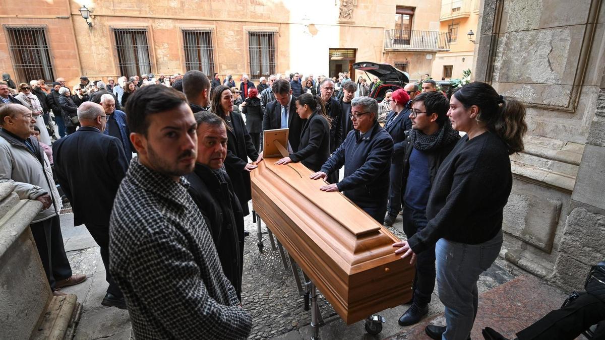 Los familiares de Antonio Martínez Camacho entraron su féretro a hombros en la basílica de Elche