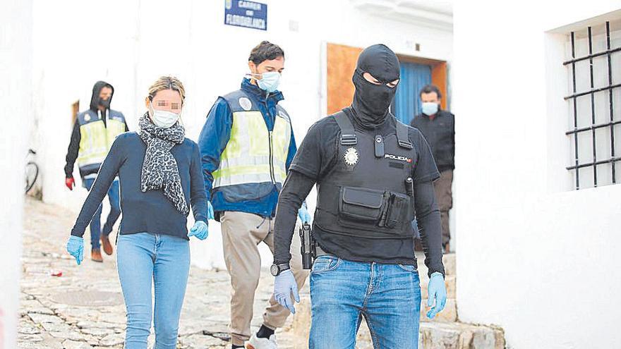 Agentes en sa Penya, uno de ellos con la cara tapada.