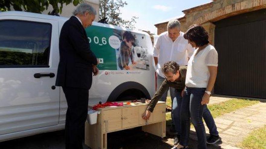 Pereira mostrant un dels mòduls que inclou la furgoneta del Lab sobre rodes a Joaquim Macià (esquerra) i Rafael Homet. Al seu costat, Mas