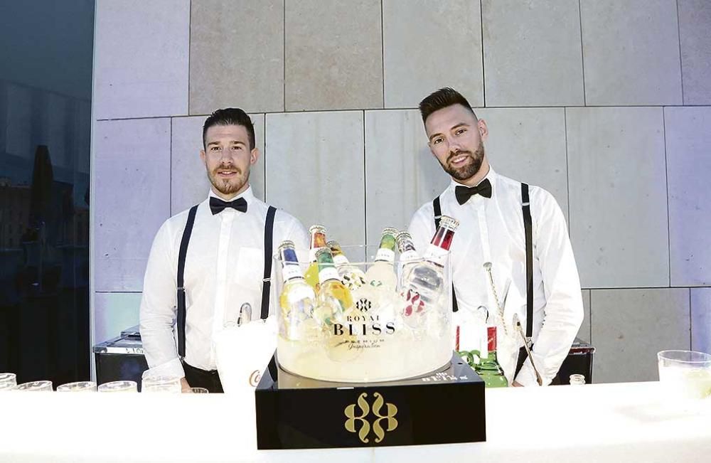 Álvaro Sánchez y José Miguel sirvieron bebidas en el estand de Bliss Coca Cola, uno de los partners en esta gala.