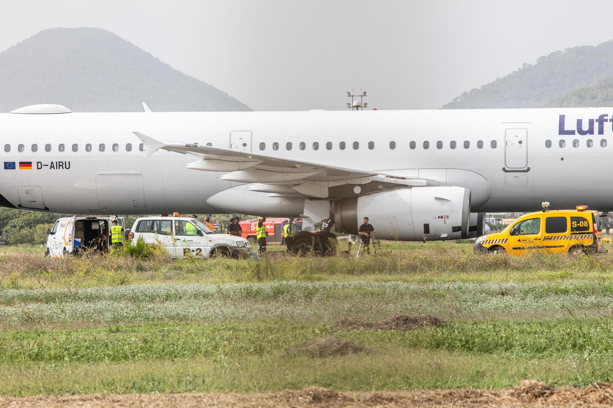 Mira aquí todas las imágenes del avión que bloquea el aeropuerto de Ibiza