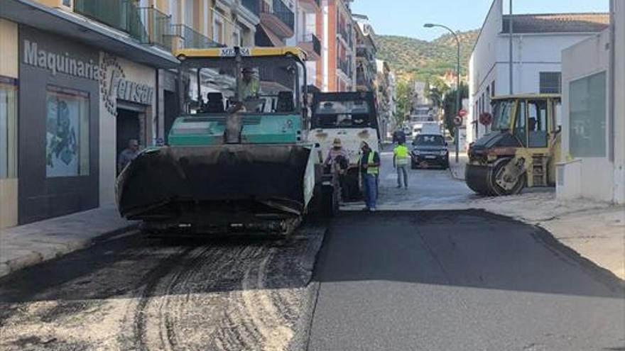 Asfaltan un tramo del Camino de los Silos en Priego