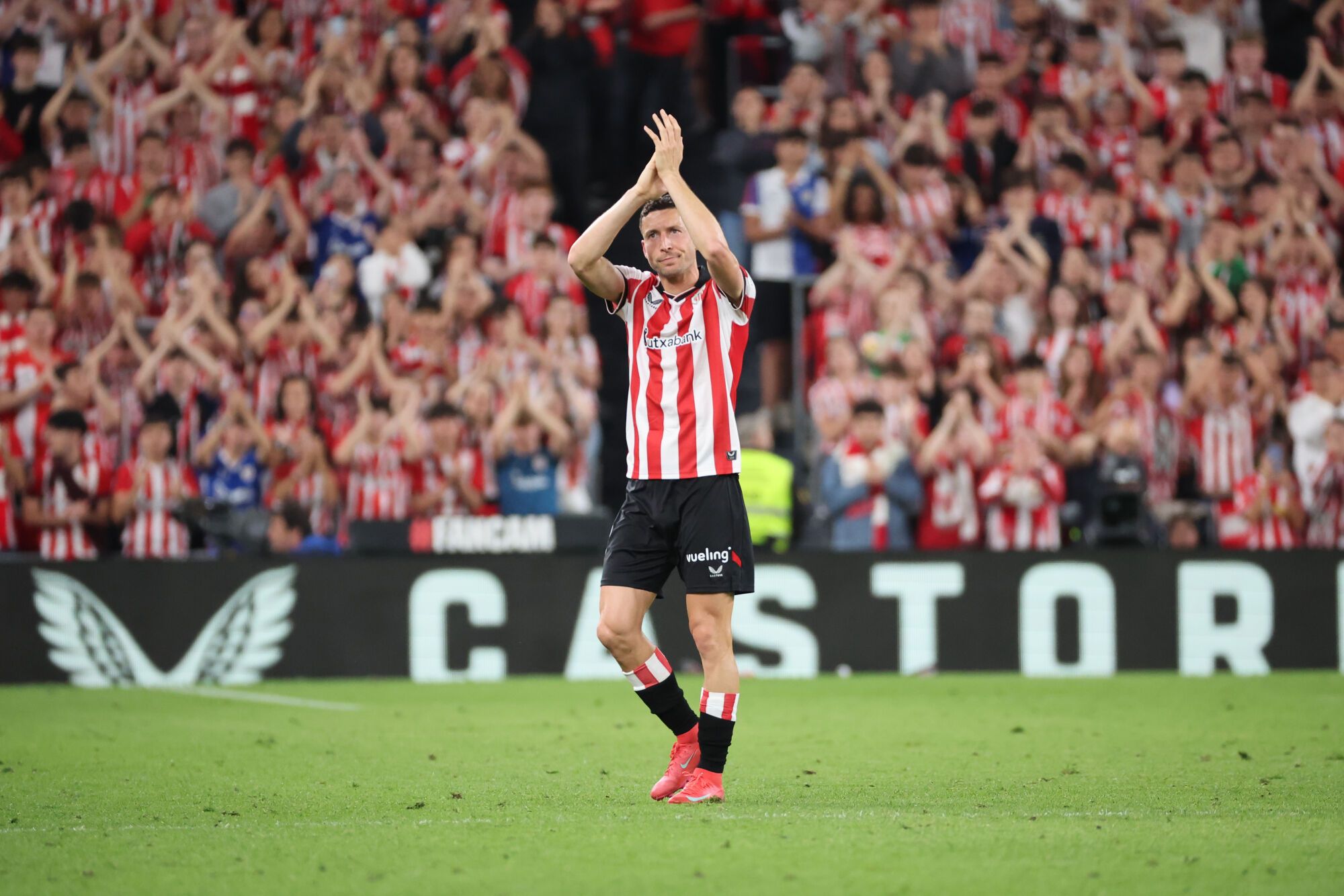BILBAO, 25/05/2025.- El defensa del Athletic Óscar de Marcos es sustituido en su último partido como jugador durante el partido de la última jornada de LaLiga EA Sports, entre el Athletic Club y el FC Barcelona, este domingo en el estadio de San Mamés. EFE/ LUIS TEJIDO