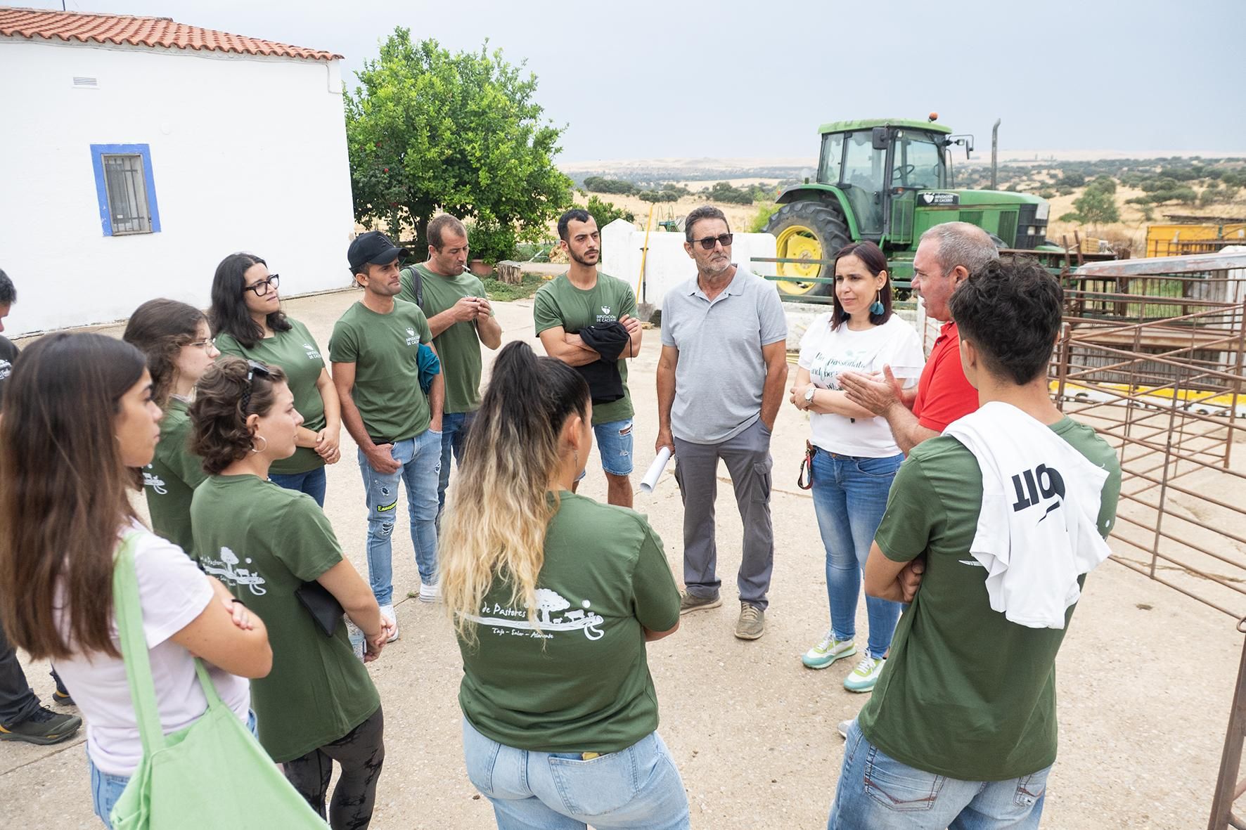 El alumnado de la Escuela de Pastores de Tajo-Salor-Almonte visitan las instalaciones ganaderas de la finca El Cuartillo.