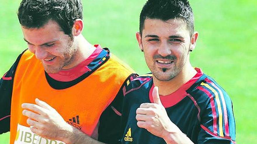 Mata y Villa, durante el entrenamiento de ayer de la selección española en Las Rozas.