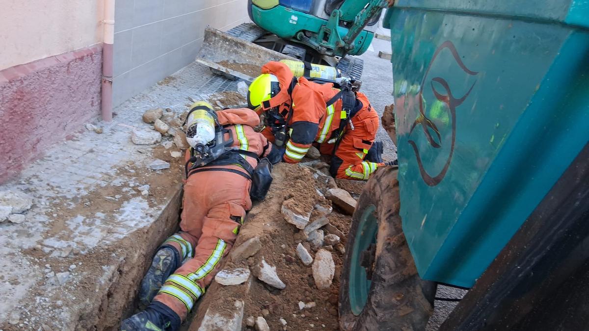 Bomberos, en pleno trabajo.