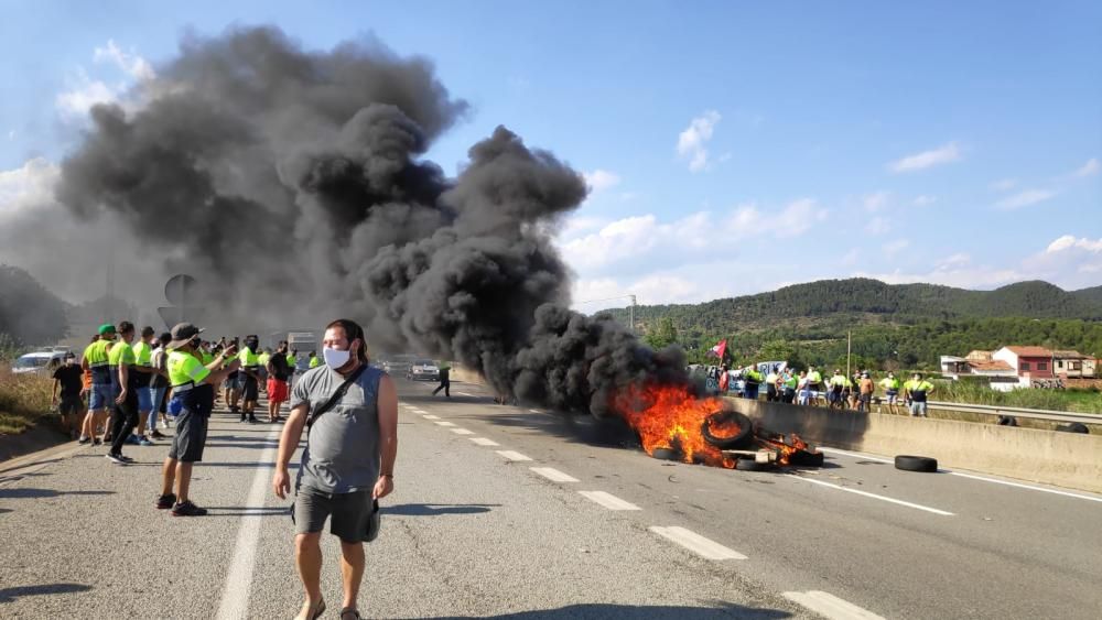 Els treballadors de Montajes Rus cremen pneumàtics i tallen la C-16