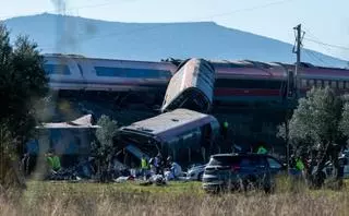 El centro de Madrid guarda varios minutos de silencio por las víctimas del accidente de tren de Urda