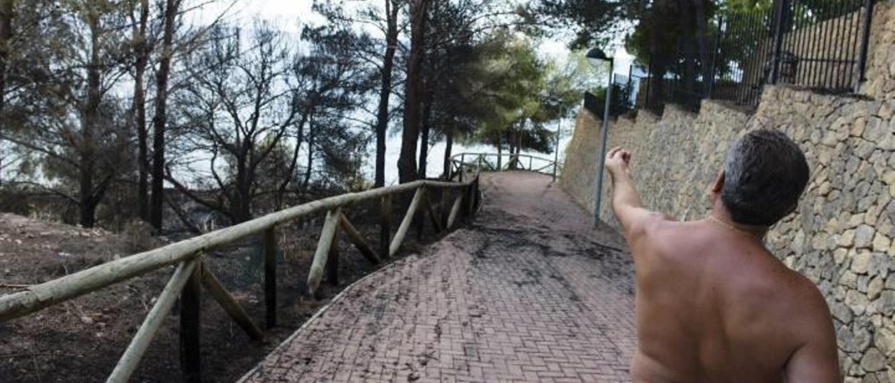 Un vecino señala la zona arrasada por el fuego, que se desató ayer alrededor de las 12.00 horas.