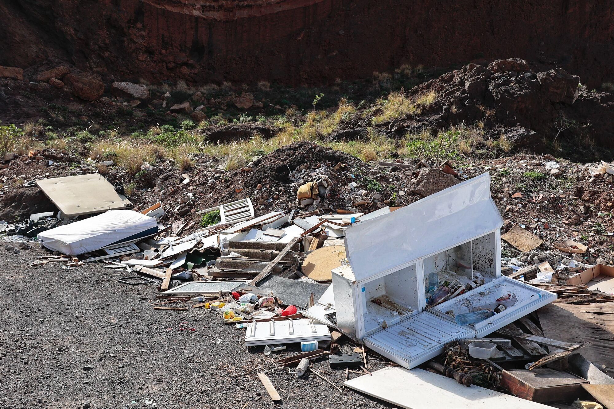 Vertedero de basura en la montaña de Taco.