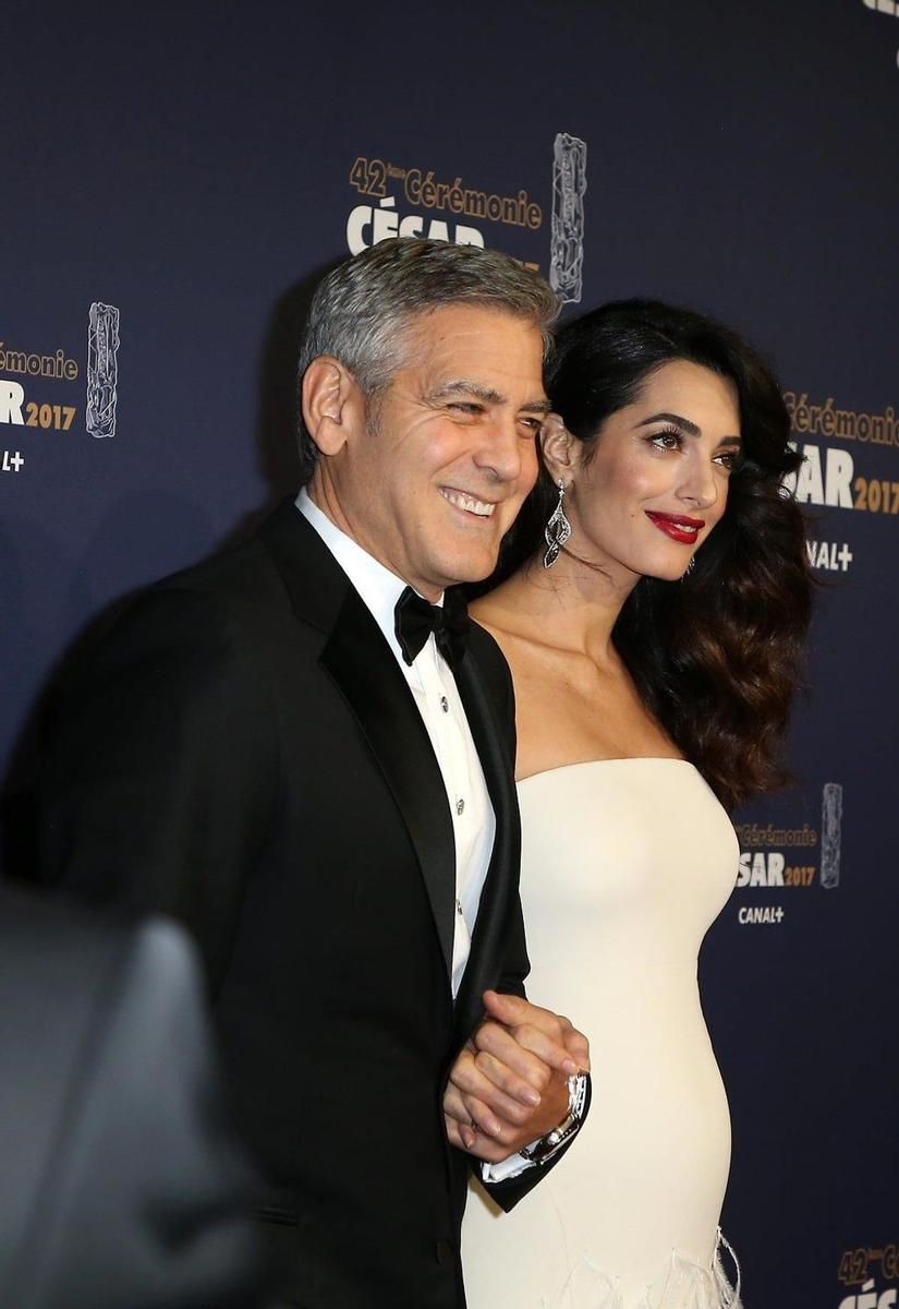El primer look premamá de Amal Clooney