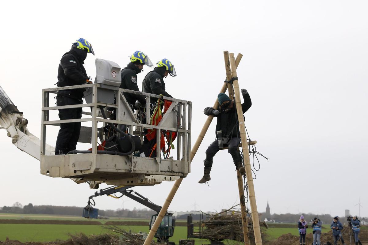 Manifestación contra una mina de lignito a cielo abierto en el pueblo alemán de Luetzerath. Los activistas reclaman que Alemania deje de extraer y quemar carbón lo antes posible por la lucha contra el cambio climático.