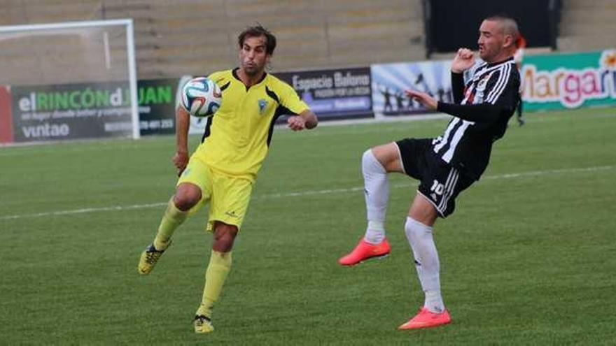 El asturiano Nacho Matador controla el esférico, presionado por el jugador local Copi.