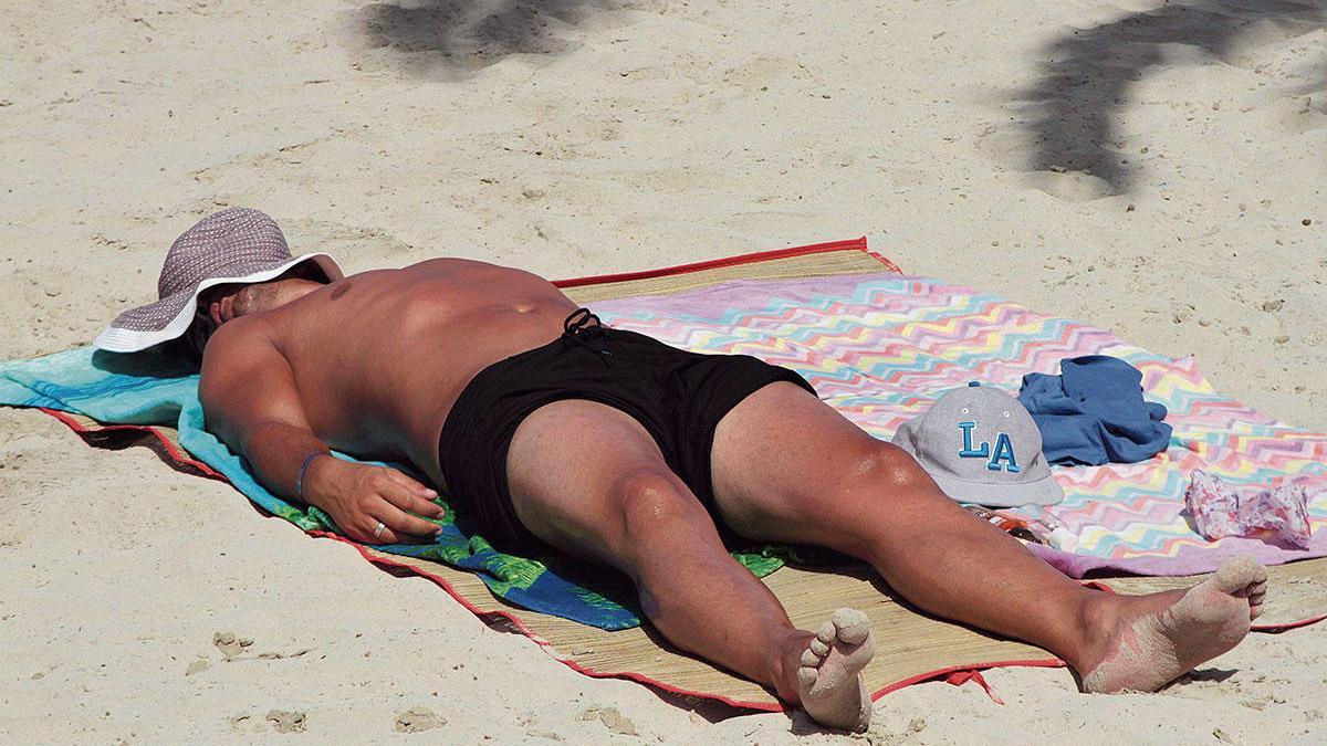 Stresstest für die Haut: ein Sonnenanbeter am Strand.