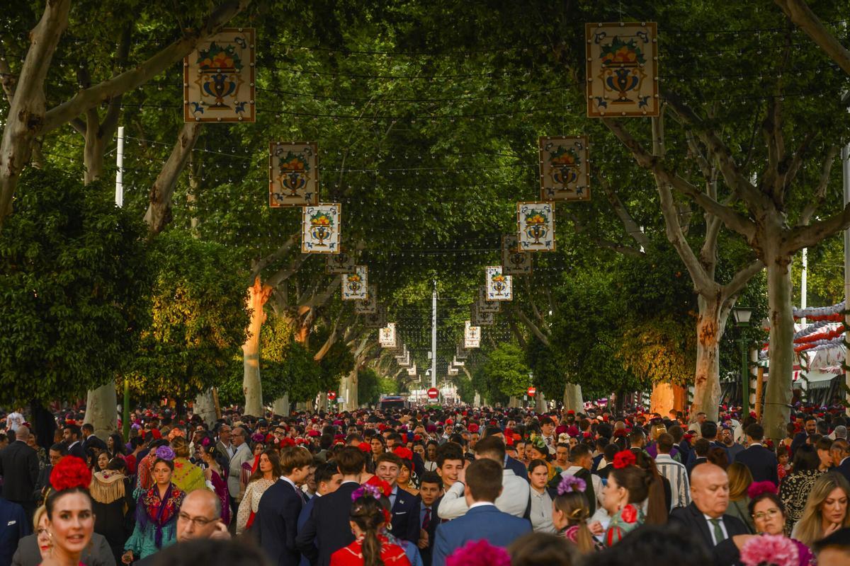 SEVILLA, 07/05/2025.- Una de las calles de la Feria de Abril, este miércoles en Sevilla. EFE/Raúl Caro