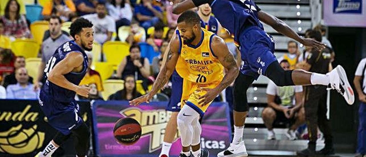 Omar Cook bota el balón en el partido entre el Herbalife Gran Canaria y el Andorra.