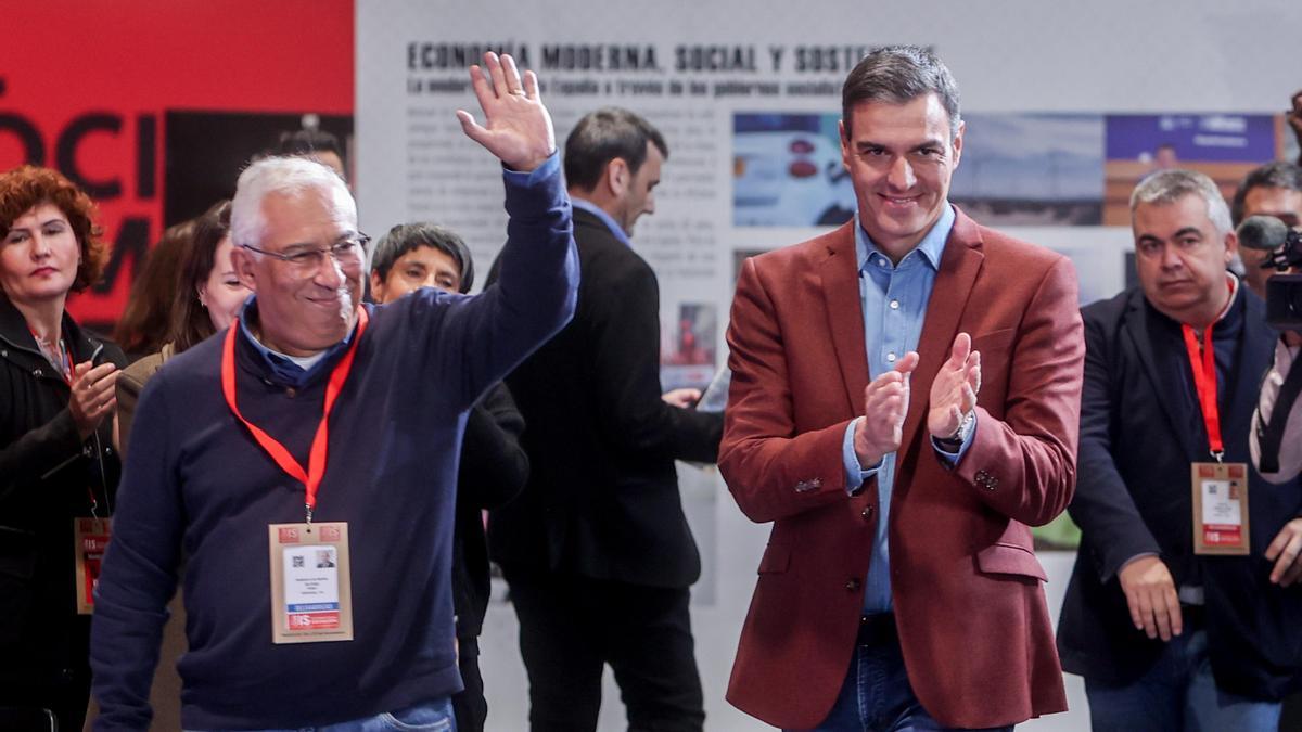 El primer ministro de Portugal, Antonio Costa, y el presidente del Gobierno y presidente de la Internacional Socialista, Pedro Sánchez, a su llegada al ágora de debate 'Política energética europea.