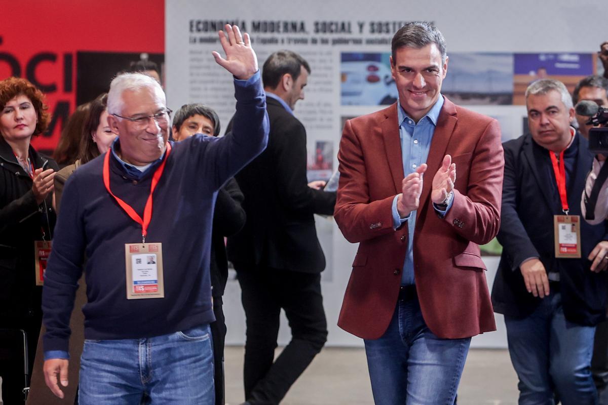 El primer ministro de Portugal, Antonio Costa (i), y el presidente del Gobierno y presidente de la Internacional Socialista, Pedro Sánchez (d), a su llegada al ágora de debate ’Política energética europea.