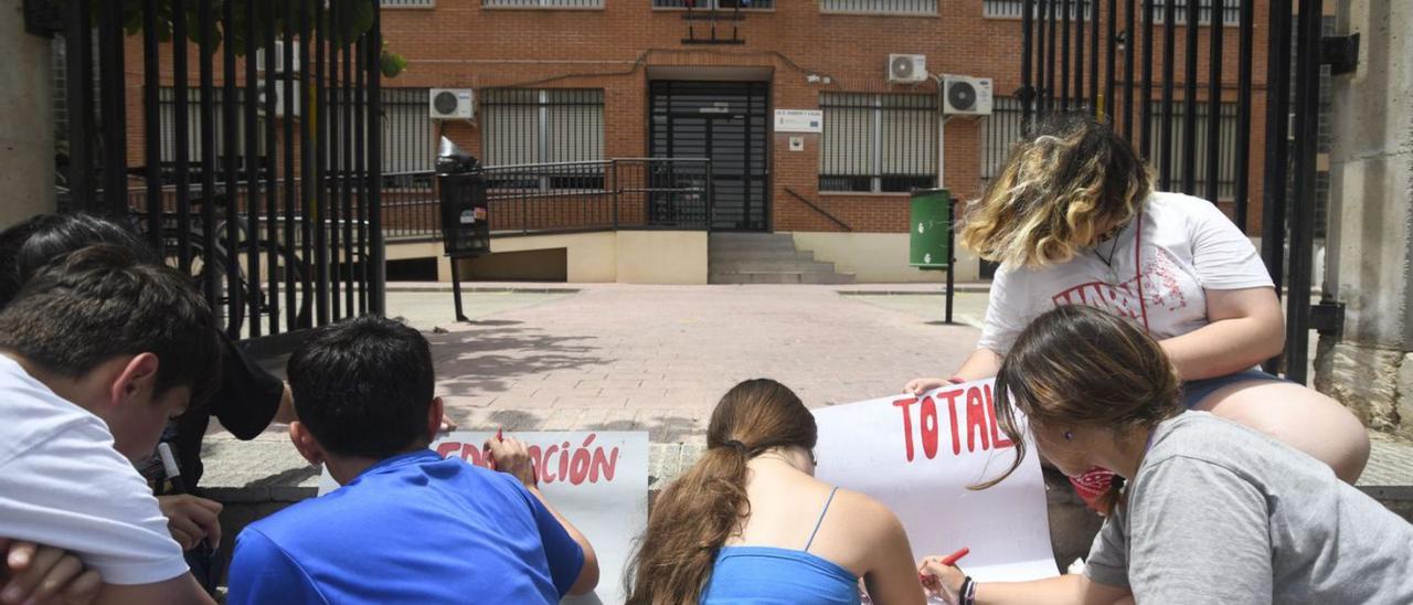 Los futuros alumnos de 1º de Bachiller preparaban ayer los carteles de la protesta. | ISRAEL SÁNCHEZ