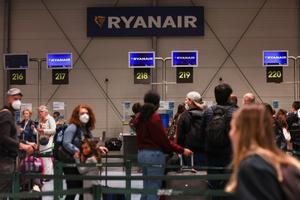 Retrasos y desinformación en los aeropuertos en la segunda jornada de huelga en Ryanair.