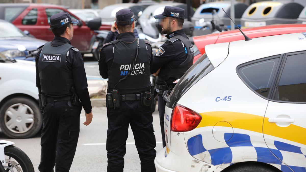 Imagen de archivo de agentes de la Policía Local de Ibiza.