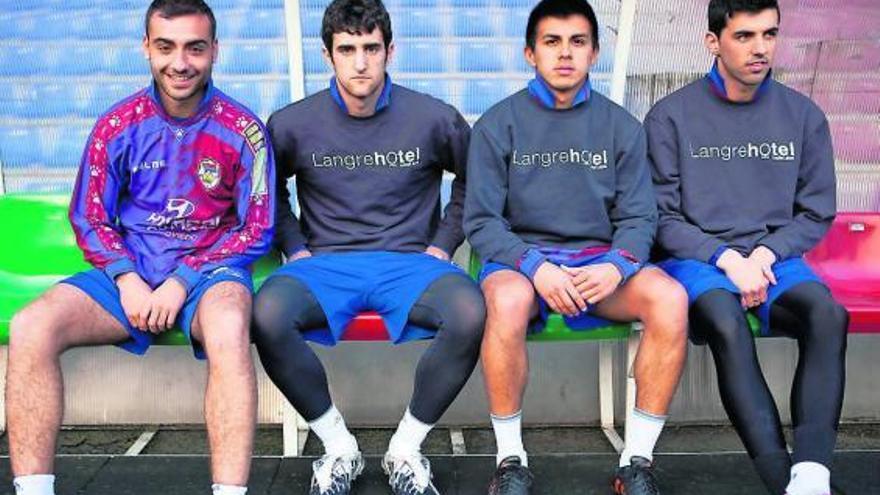 Nacho, Adrián, Ariel y Hugo, en el banquillo del Ganzábal.