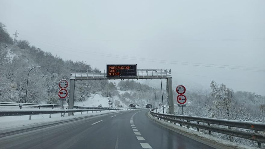 Temporal en Asturias: la lluvia y la nieve complican la situación en las carreteras