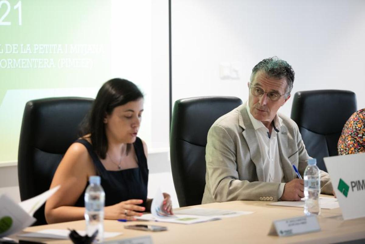 Alfonso Rojo, junto a la secretaria general de la Pimeef, María Ángeles Marí. | VICENT MARÍ