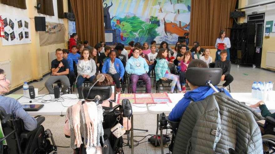 Los miembros de Aspace, durante su charla en el colegio de Narón.