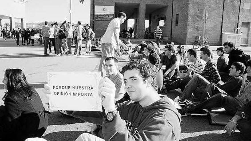 Estudiantes de la Escuela de Ingeniería Técnica Industrial, durante la concentración de esta semana en el campus.