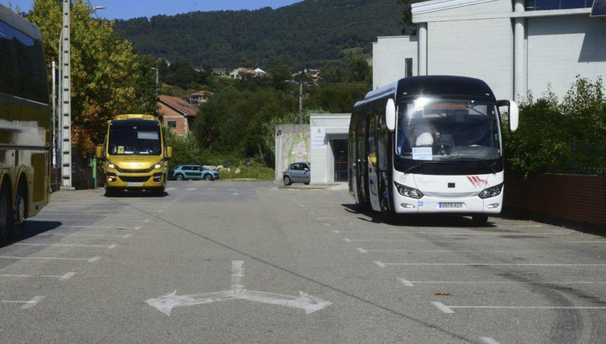 Autobuses escolares en Moaña. | GONZALO NÚÑEZ