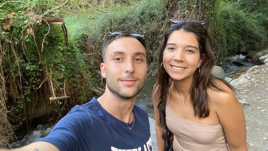 Valeria Porras con su novio en una excursión por Granada.