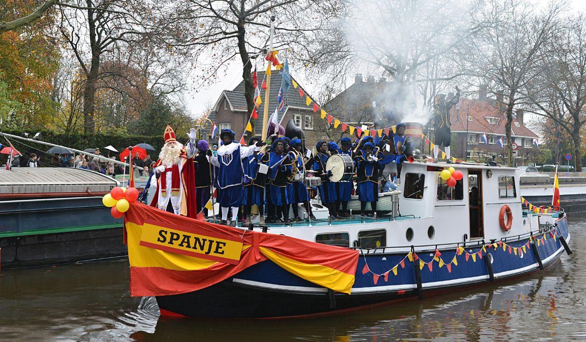 Llegada de Sinterklaas en un barco con la bandera de España en Veghel, en los Países Bajos.
