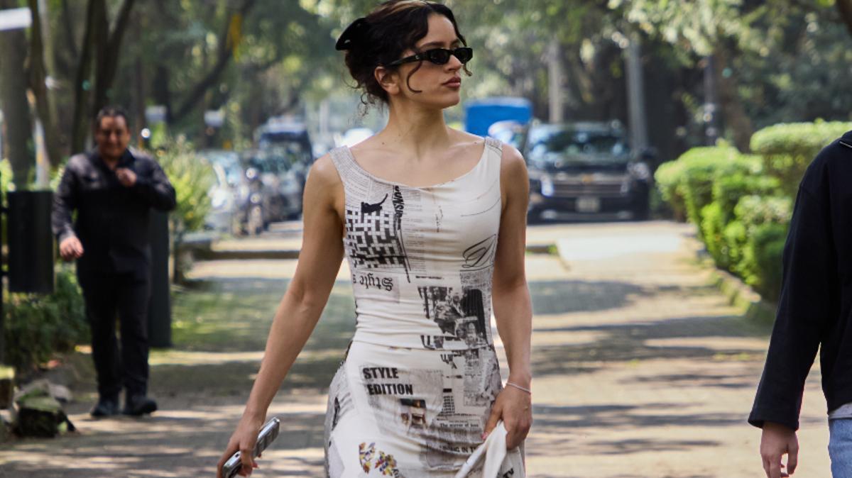 Rosalía ha sido fotografiada en Ciudad de México luciendo el vestido de estampado de periódico de Desigual.