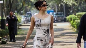 Rosalía ha sido fotografiada en Ciudad de México luciendo el vestido de estampado de periódico de Desigual.