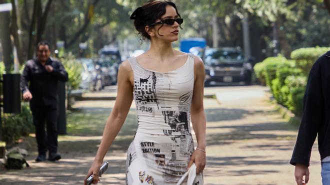 Rosalía, a lo Carrie Bradshaw, en Ciudad de México: la diva catalana luce el mítico estampado de periódico con un modelo de Desigual