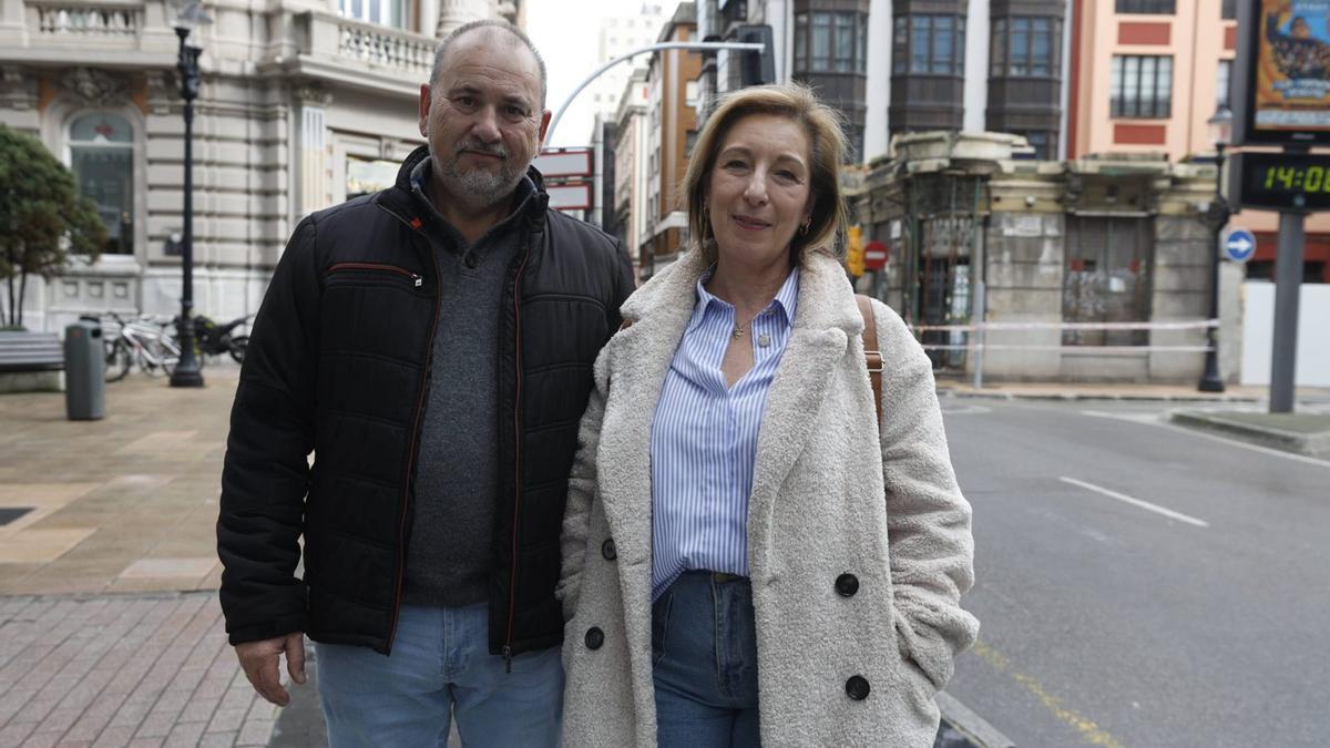 VÍDEO: Vecinos y comerciantes celebran el desbloqueo de la reforma del edificio de Manuel del Busto: "Da pena verlo así".