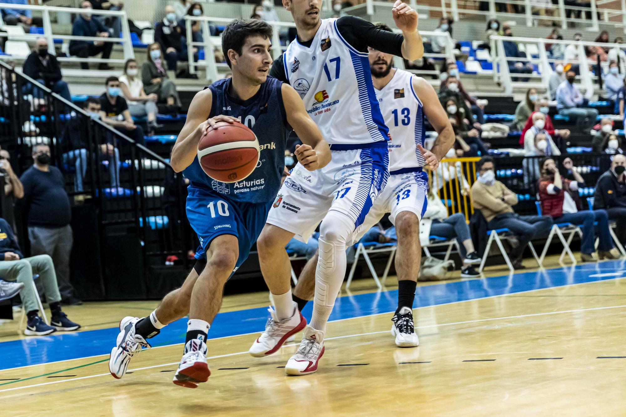 Las imágenes de la victoria del Liberbank Oviedo Baloncesto ante el Almansa que vale la clasificación para el play-off de ascenso a la ACB