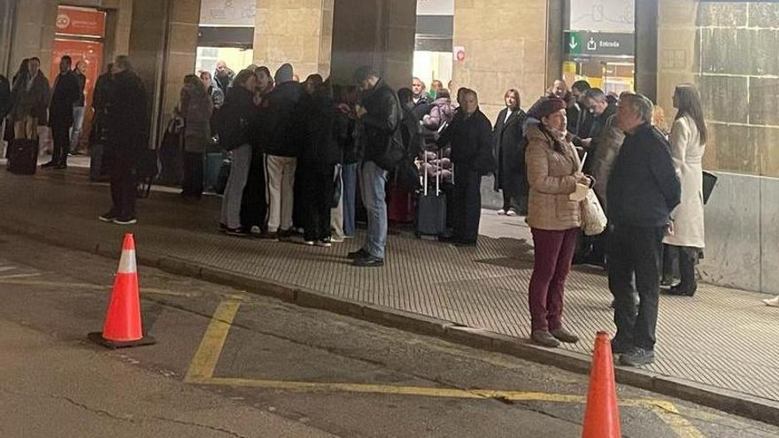 &quot;Caos e indignación&quot; en los viajeros del Alvia a Madrid: tres horas de retraso y hasta León en autobús