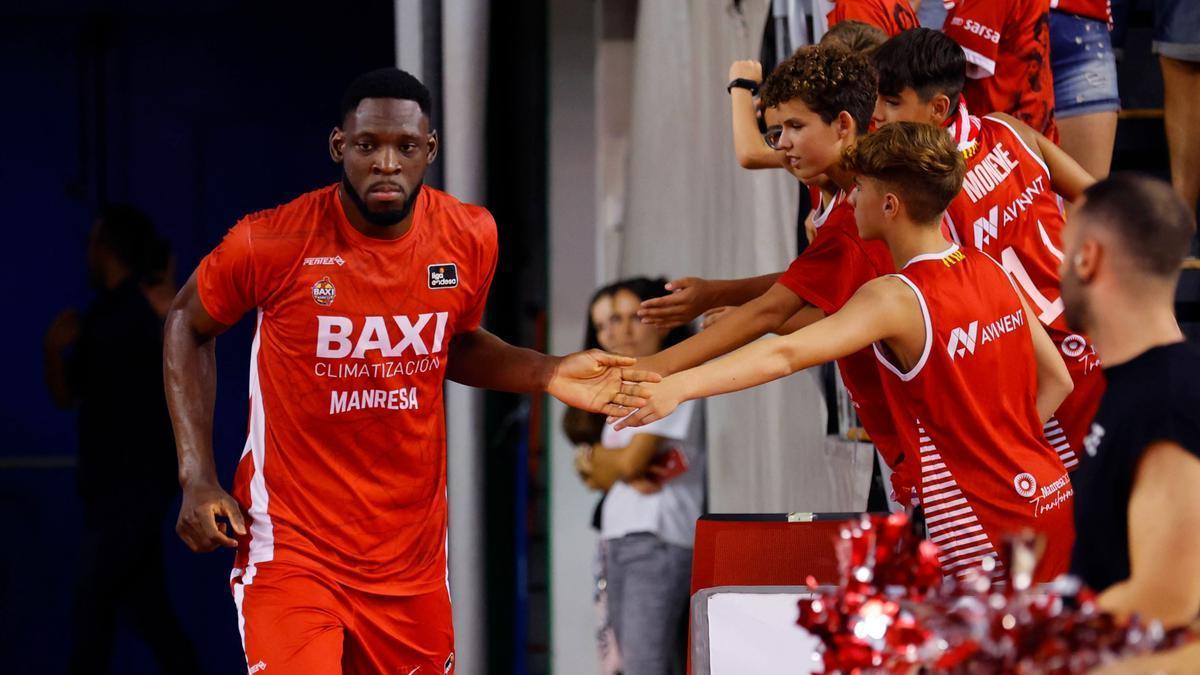 El pivot Babatunde Olumuyiwa durant un matx del Baxi Manresa