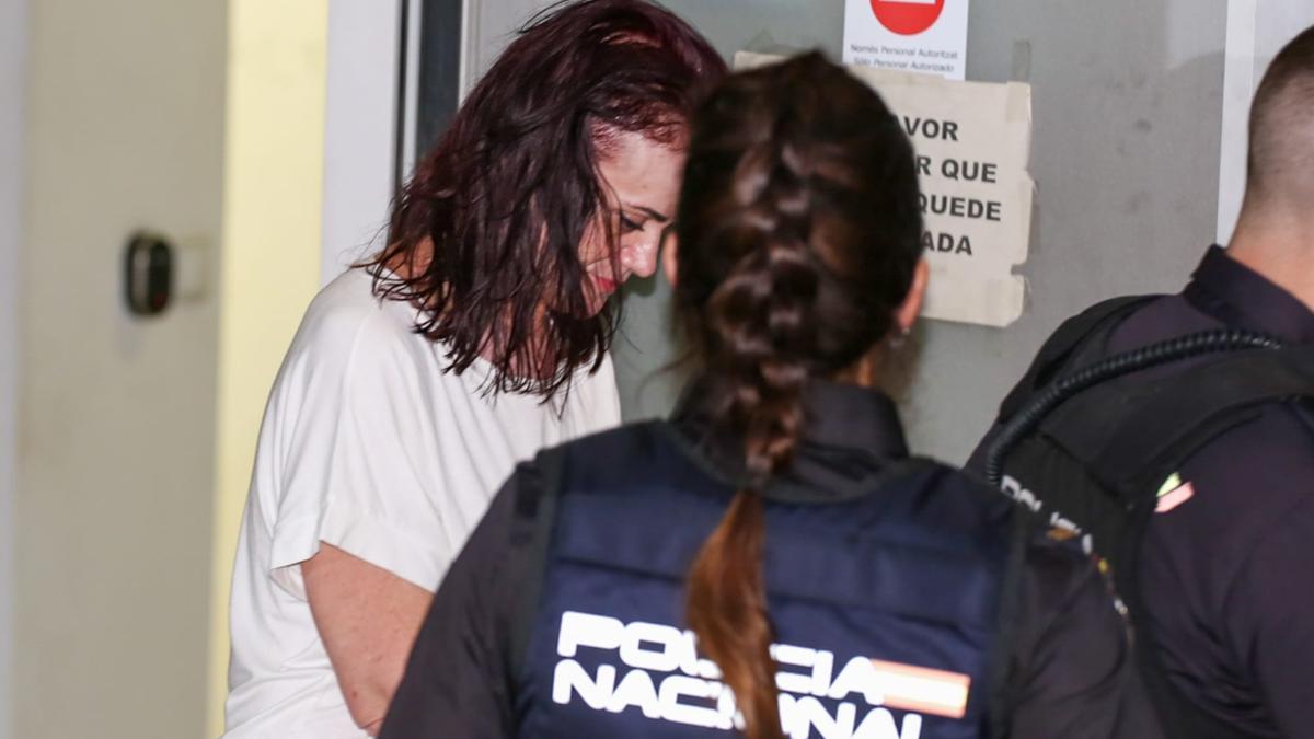 La mujer sale detenida rumbo a prisión tras ordenarlo el magistrado al final de la lectura del veredicto,