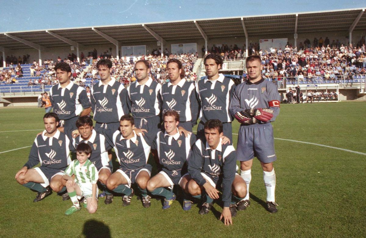 Equipo titular del Córdoba CF en su visita a la Cultural Leonesa en la liguilla de ascenso, en mayo de 1999.