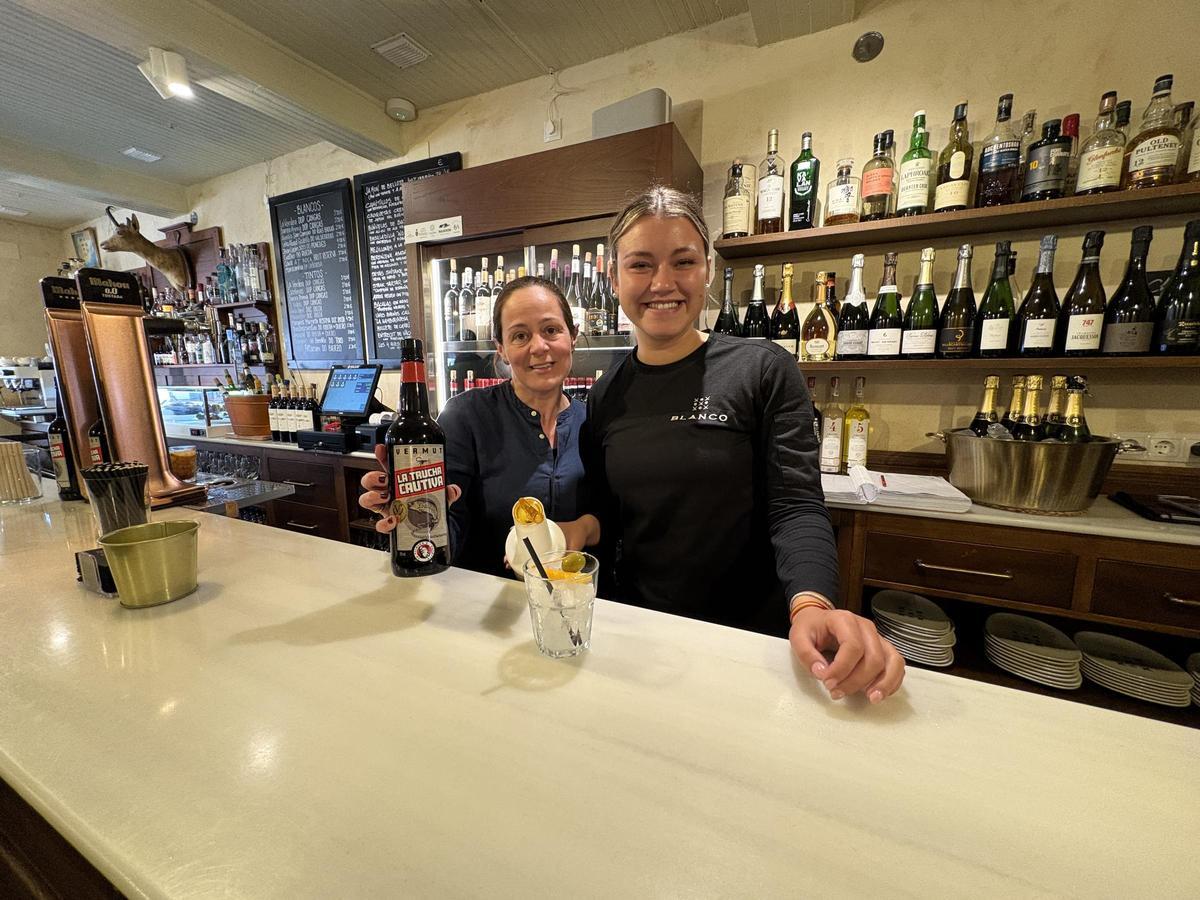 Raquel Álvarez y Claudia Díaz en la barra.