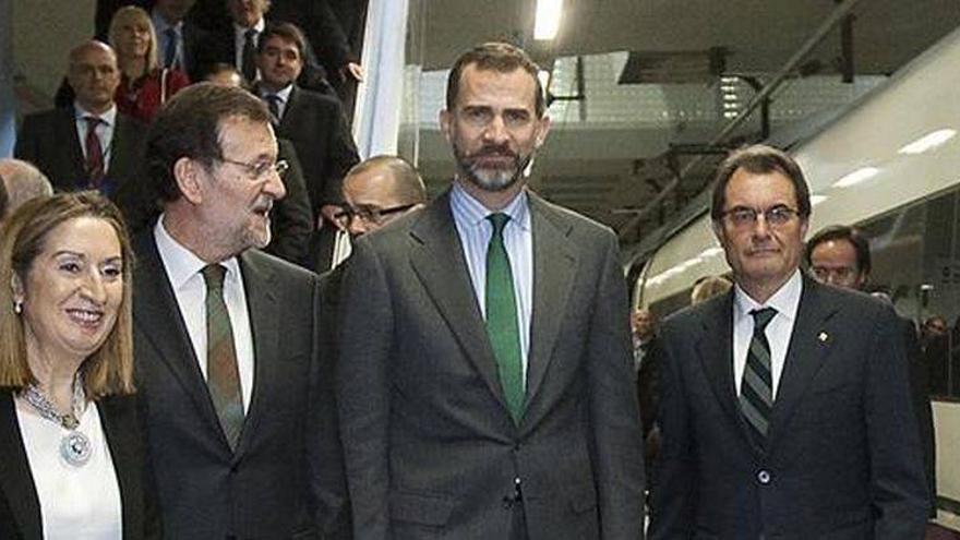 El Príncipe pide &#039;juntar fuerzas&#039; y Rajoy &quot;vías de entendimiento&quot; ante Artur Mas