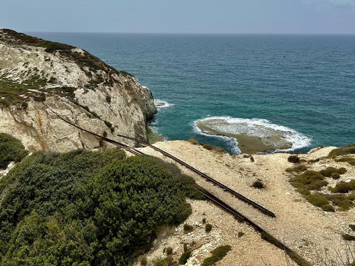 Restos de las vías en Naqoura, en la fronetra con Israel