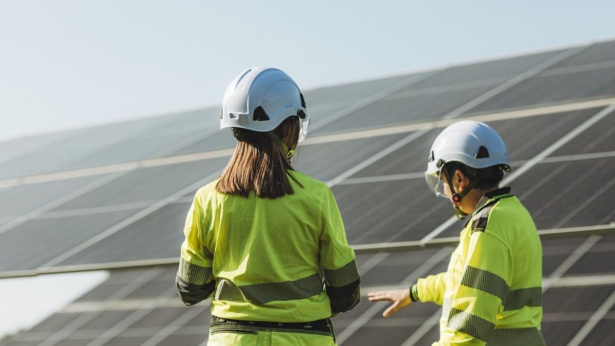 Trabajadoras Statkraft en planta solar Talayuela II de Cáceres.